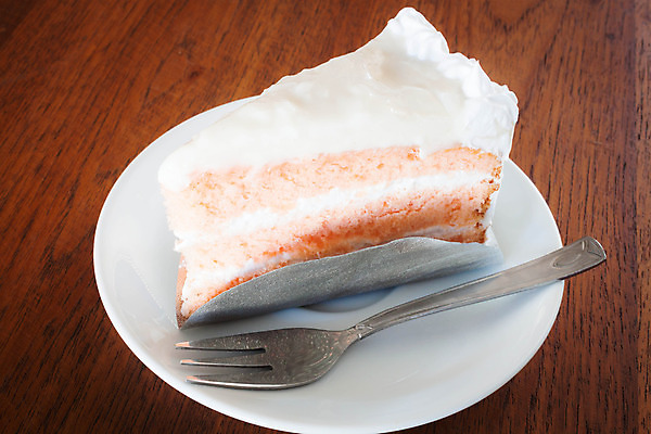 포토 JPG 해외이미지 접시 음식 조각 포크 부분 탁자 디저트 기념 요리 사람없음 목재 장식 파티 케이크 얼음 식사 빵집 흰색 축하 달콤 맛 유혹 먹기 크림 토핑 칼로리 충동구매 단절 무스 반투명 타르트 탄수화물 페스츄리 솔깃 해외202004 해외포토 자연요소 나무 식기 빵 컬러 가구 컨셉 재료 모션 이벤트 쇼핑 상점 파이_빵 과소비 파일형식 이미지허브