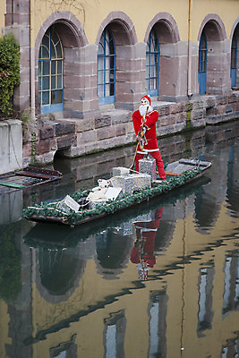 포토 JPG 해외이미지 전통 크리스마스 겨울 휴가 선물 사람없음 빨간색 산타클로스 반사 축제 프랑스 축하 보트 12월 해외202004 해외포토 계절 기념일 유럽 컬러 컨셉 배_교통 날짜 파일형식 이미지허브