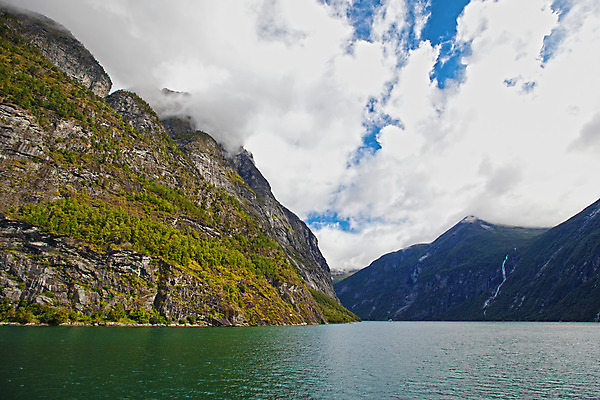 포토 JPG 해외이미지 나무 식물 구름 유럽 바다 여행 자연 하늘 산 노르웨이 풍경 사람없음 물 여름 파란색 반사 평화 침묵 바위 언덕 지역 내추럴 스칸디나비아 전국 해외202004 해외포토 자연요소 계절 나라 컬러 컨셉 소리 돌_바위 생태계 파일형식 이미지허브