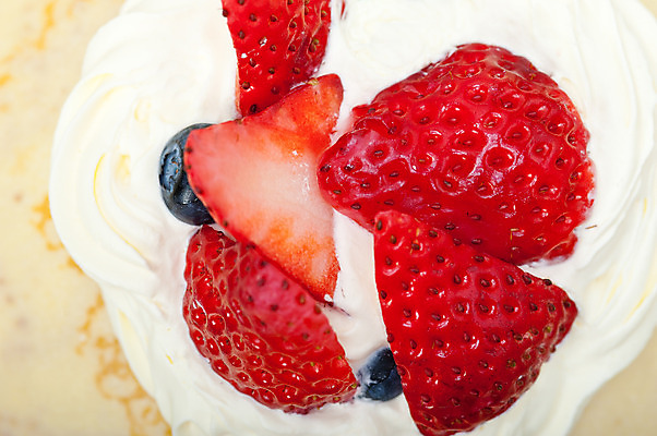 포토 JPG 해외이미지 접시 딸기 사람없음 케이크 달콤 생크림 블루베리 나무탁자 크레이프 해외202004 해외포토 식기 과일 탁자 디저트 맛 크림 파일형식 이미지허브