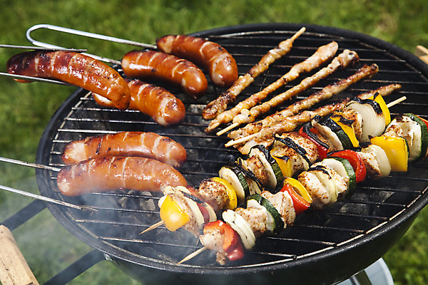 포토 JPG 해외이미지 주간 집게 육류 요리 들기 사람없음 야외 여름 파티 정원 소시지 꼬치 연기 그릴 바비큐 굽기 꼬치구이 소시지구이 해외202004 해외포토 자연요소 계절 음식 식재료 모션 주방용품 이벤트 가공식품 구이 파일형식 이미지허브