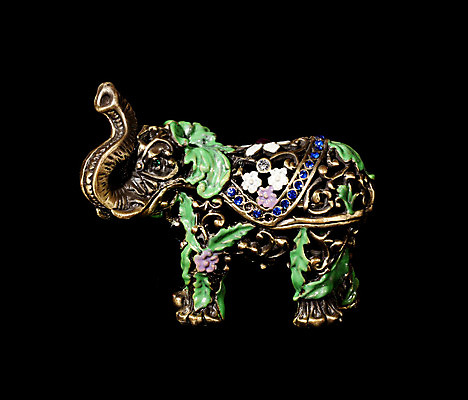 포토 JPG 해외이미지 아시아 백그라운드 유리 코끼리 사람없음 조각상 금속 검은색 중국 피규어 재산 황금 크리스탈 연도 심볼 오브젝트 기념품 신화 마법 고립 진짜 해외202004 해외포토 나라 컬러 포유류 재질 금융 조형물 미니어처 광석 파일형식 이미지허브