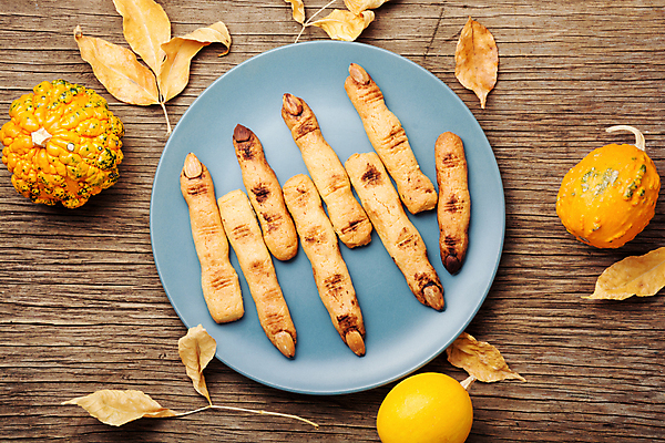 포토 JPG 해외이미지 낙엽 손가락 디저트 사람없음 장식 쿠키 할로윈 가을 축하 달콤 핸드메이드 호러 해외202004 해외포토 손 계절 음식 컨셉 잎 맛 공포 파일형식 이미지허브