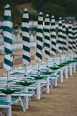 포토 JPG 해외이미지 선 모래 바다 여행 의자 우산 휴가 휴식 사람없음 야외 초록색 물 여름 햇빛 침묵 줄무늬 이탈리아 지중해 휴양지 선베드 양산 장면 가림막 줄서기 해외202004 해외포토 자연요소 계절 유럽 컬러 가구 컨셉 무늬 모션 태양 소리 장소 파일형식 이미지허브