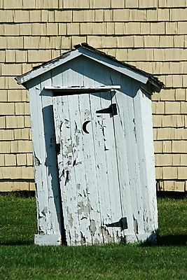 포토 JPG 해외이미지 지붕 주택 사람없음 야외 문 페인트 손상 욕실 달 흰색 초승달 휴대용 부식 화장실 통조림 변기통 옛날 해외202004 해외포토 자연요소 컬러 컨셉 건물 오브젝트 파일형식 이미지허브