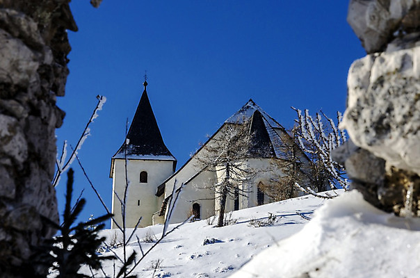 포토 JPG 해외이미지 나무 벽 겨울 창문 하늘 산 경사 사람없음 파란색 교회 맑음 바위 정상 폐허 멀리 옛날 해외202004 해외포토 식물 계절 컬러 종교건축 날씨 건물 돌_바위 파일형식 이미지허브