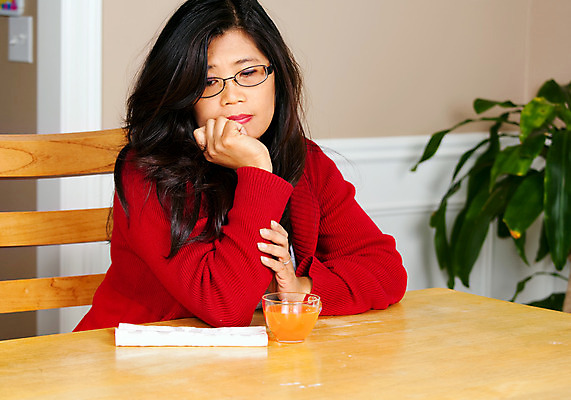 포토 JPG 해외이미지 긴머리 여자 안경 음료 40대 오렌지 태국 유리 탁자 피곤 한명 앉기 동양인 컵 빨간색 주스 슬픔 스웨터 고민 혼자 해외202004 해외포토 1 헤어스타일 식기 잡화 감정 아시아 컬러 중년 가구 컨셉 상의 과일 모션 재질 사람 인종 파일형식 이미지허브