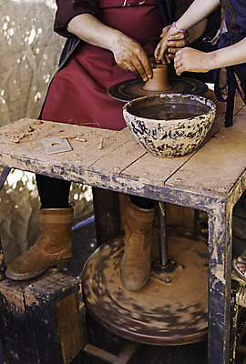 포토 JPG 해외이미지 모양 전통 손 문화 어린이 손가락 기술 관리 창조 미술 사람 사람없음 갈색 꽃병 젖음 터치 조끼 업무 작업 바퀴 항아리 도자기 원형 작업실 사발 제조 냄비 서식 함선 만들기 예술가 점토 진흙 장인 조형 주인 수공예 도예가 조각가 핸드메이드 해외202004 해외포토 도형 직업 꽃 컬러 배_교통 모션 문화예술 신체부위 외투 사기그릇 솥 공예 파일형식 이미지허브