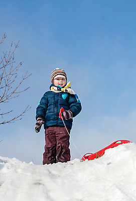 포토 JPG 해외이미지 1 계절 남자 어린이 겨울 놀이 한명 서기 사람 소년 야외 빨간색 컬러풀 햇빛 맑음 목도리 재킷 기쁨 추위 코트 잡기 플라스틱 언덕 싱글 썰매 강렬 혼자 눈내림 해외202004 해외포토 잡화 감정 컬러 모션 재질 날씨 눈_날씨 태양 외투 파일형식 이미지허브