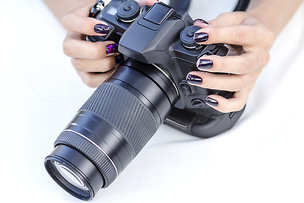 포토 JPG 해외이미지 손 여자 백그라운드 모션 사람 성인 사람없음 빛 카메라 디지털 사진촬영 장비 잡기 도시 못 혼합 손톱관리 손톱 필름 영화 그림 만들기 아날로그 삼각대 빛망울 실행 스타일 세련 해외202004 해외포토 문화예술 신체부위 전자제품 촬영 공구 네일아트 파일형식 이미지허브