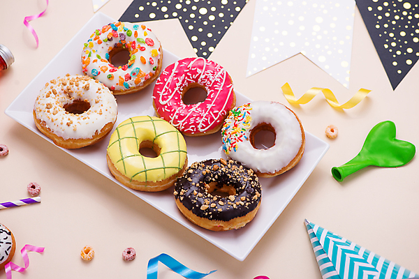 포토 JPG 해외이미지 접시 리본 실내 빨대 사람없음 하이앵글 하트 도넛 달콤 시리얼 풍선 가랜드 베이지색배경 해외202004 해외포토 모양 식기 음식 뷰포인트 백그라운드 디저트 내부 맛 파티용품 베이지색 파일형식 이미지허브