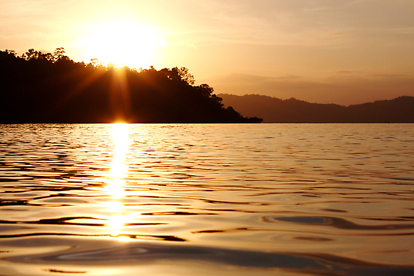 포토 JPG 해외이미지 나무 구름 실루엣 물결 바다 섬 여행 잎 오렌지 자연 하늘 휴가 따뜻함 손바닥 그림자 풍경 사람없음 물 여름 태양 반사 평화 일출 어둠 침묵 황혼 일몰 꿈 야간 저녁 하와이 이국적 파라다이스 해외202004 해외포토 자연요소 식물 손 계절 컨셉 과일 촬영기법 노을 미국 소리 생태계 파일형식 이미지허브