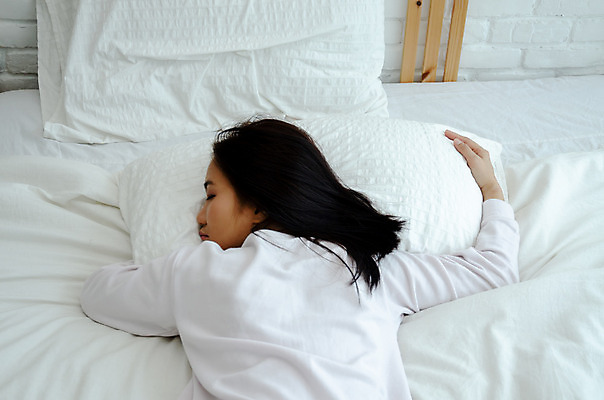 포토 JPG 해외이미지 손 여자 행복 베개 호텔 아침 휴식 주택 실내 따뜻함 사랑 한명 동양인 빛 평화 꿈 방 터치 추위 흰색 침대 신선 잠 최고 야간 시원함 담요 걱정 낮잠 부드러움 거짓말 취침시간 해외202004 해외포토 주간 자연요소 1 감정 컬러 가구 컨셉 침구 숙소 사람 인종 내부 건물 신체부위 감각 파일형식 이미지허브