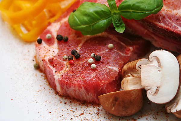 포토 JPG 해외이미지 음식 육류 돼지고기 요리 사람없음 버섯 신선 준비 날것 후추 바질 해외202004 해외포토 식재료 향신료 파일형식 이미지허브