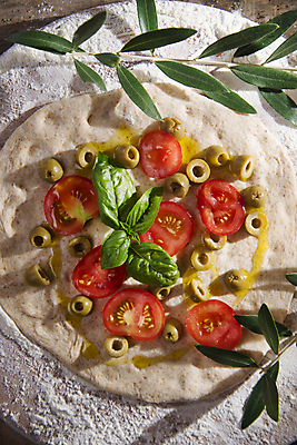 포토 JPG 해외이미지 토마토 나뭇잎 피자 실내 사람없음 하이앵글 올리브 반죽 밀가루 바질 나무도마 나무탁자 해외202004 해외포토 열매 뷰포인트 잎 채소 탁자 도마 패스트푸드 서양음식 내부 목재 가루 파일형식 이미지허브