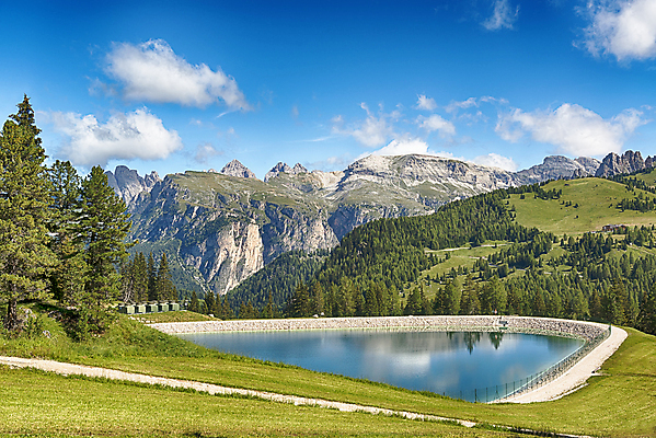 포토 JPG 해외이미지 공원 호수 스포츠 여행 건축양식 자연 낚시 휴가 휴식 산 어류 풍경 사람없음 야외 초록색 물 여름 파란색 맑음 봄 이탈리아 에너지 내추럴 인공 해외202004 해외포토 자연요소 계절 공공시설 건축 유럽 컬러 컨셉 레저 날씨 수중동물 생태계 파일형식 이미지허브