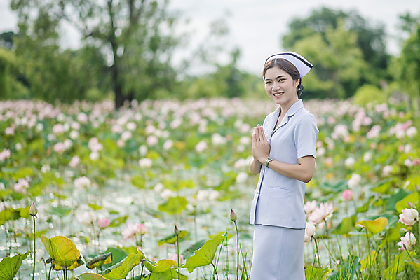 포토 JPG 해외이미지 라이프스타일 응시 공원 여자 행복 백그라운드 유니폼 자연 노동자 한국 건강 한명 사람 동양인 야외 초록색 빛 햇빛 일본 맑음 중국 간호사 의사 코트 흰색 숲 간호 내추럴 돌봄 해외202004 해외포토 직업 1 시선 옷 공공시설 감정 아시아 컬러 모션 날씨 인종 생활 태양 외투 의료진 생태계 파일형식 이미지허브