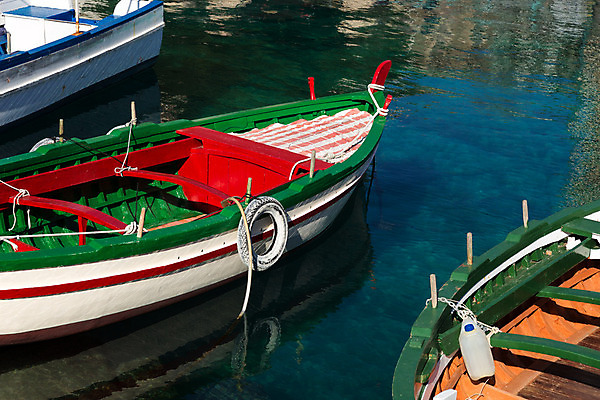 포토 JPG 해외이미지 전통 유럽 바다 섬 여행 휴가 어류 풍경 사람없음 야외 목재 빨간색 초록색 물 여름 파란색 컬러풀 노란색 여행객 항구 페인트 이탈리아 그리기 보트 지중해 그림 남쪽 민화 옛날 특별함 해외202004 해외포토 자연요소 나무 계절 나라 컬러 컨셉 배_교통 재료 교통시설 모션 사람 수중동물 방향 파일형식 이미지허브