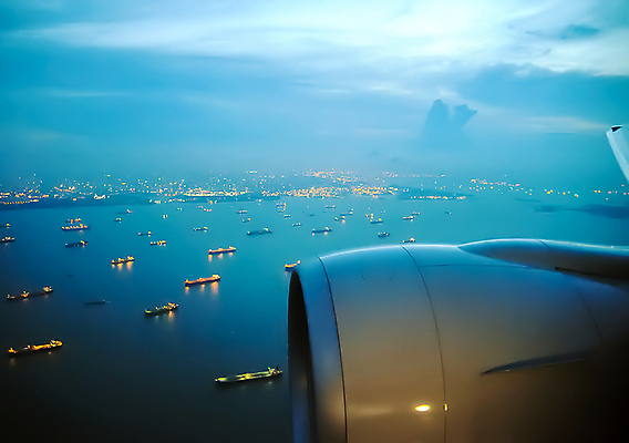 포토 JPG 해외이미지 바다 여행 날개 창문 교통시설 모션 하늘 날씨 휴가 전등 비행기 풍경 사람없음 파란색 햇빛 우주 기계 황혼 흰색 만 야간 도착 항공 상승 제트기 승객 포트 엔진 스카이라인 넘어짐 대패 착륙 해외202004 해외포토 자연요소 컬러 교통 컨셉 항공교통 조명 대중교통 태양 일몰 시설 파일형식 이미지허브