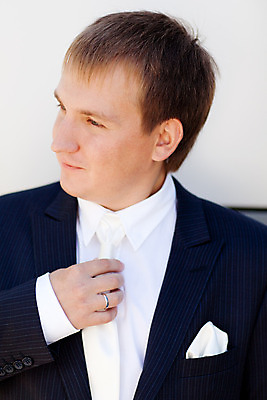 포토 JPG 해외이미지 백인 1 라이프스타일 손 응시 남자 행복 얼굴 결혼 성공 결혼식 남편 넥타이 사랑 한명 사람 정장 성인 옆모습 머리 유행 흰색 반지 비즈니스맨 고급 우아함 저녁 스마트 싱글 옷입기 긍정 스타일 해외202004 해외포토 서양인 시선 잡화 옷 감정 뷰포인트 컬러 컨셉 비즈니스 장신구 모션 이벤트 생활 신체부위 직장인 야간 파일형식 이미지허브