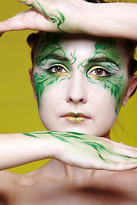 포토 JPG 해외이미지 백인 응시 여자 컨셉 요정 실내 무표정 한명 손짓 상반신 성인 앞모습 바디페인팅 페이스페인팅 성인여자한명만 초록배경 해외202004 해외포토 서양인 1 시선 감정 뷰포인트 백그라운드 모션 표정 사람 내부 초록색 여자한명만 성인여자만 파일형식 이미지허브