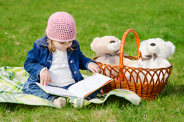 포토 JPG 해외이미지 행복 유럽 어린이 곰 가족 자연 휴가 휴식 거리 따뜻함 건강 3 한명 책 초록색 장난감 소풍 바구니 봄 산책 재킷 청바지 사과 쓰레기 연도 긍정 캡모자 해외202004 해외포토 동물 모자_잡화 1 계절 감정 나라 컬러 컨셉 과일 바지 포유류 관계 사람 야외활동 외투 생태계 파일형식 이미지허브