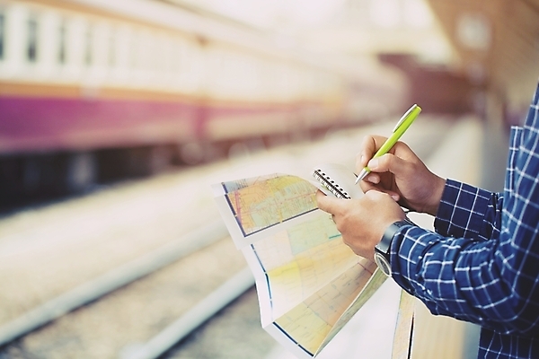 포토 JPG 해외이미지 1 응시 남자 아시아 종이 여행 백그라운드 컨셉 지도 가방 비즈니스 배낭 교통시설 태국 휴가 휴식 사람 동양인 사람없음 야외 여름 펜 여행객 쪽지 공책 기차 기다림 티켓 전철 역 계획 배낭여행 승객 단상 백패커 혼자 해외202004 해외포토 시선 잡화 계절 나라 육상교통 교통 모션 문구용품 대중교통 인종 필기구 시설 파일형식 이미지허브