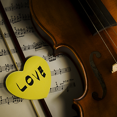 포토 JPG 해외이미지 손글씨 영어 음악 사랑 사람없음 하트 바이올린 악보 오브젝트 바이올린활 해외202004 해외포토 모양 문자 감정 현악기 문화예술 파일형식 이미지허브