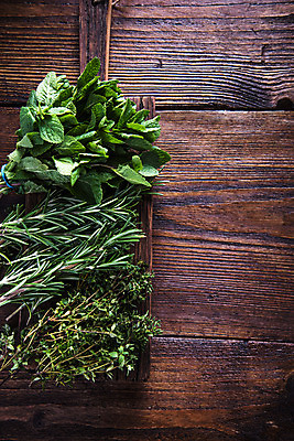 포토 JPG 해외이미지 백그라운드 잎 파슬리 건강 사람없음 목재 초록색 주방 정원 시골 신선 양념 다발 수집 민트 허브 향신료 준비 유기농 날것 머리위 향 바질 로즈메리 내추럴 백리향 해외202004 해외포토 나무 식물 웰빙 컬러 채소 재료 향미료 파일형식 이미지허브