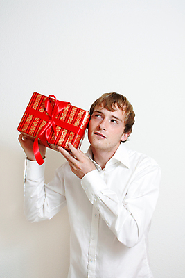 포토 JPG 해외이미지 손 계절 남자 행복 리본 크리스마스 포장 휴가 새로움 선물 한명 사람 빨간색 세로 상자 놀람 듣기 잡기 발표 큼 심볼 주기 제의 해외202004 해외포토 1 기념일 감정 컬러 컨셉 모션 표정 신체부위 크기 파일형식 이미지허브