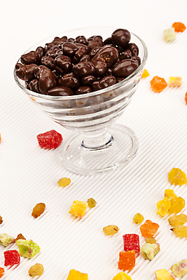 포토 JPG 해외이미지 음식 유리 디저트 사람없음 초콜릿 견과류 달콤 맛 건포도 해외202004 해외포토 컨셉 재질 포도 건과일 파일형식 이미지허브