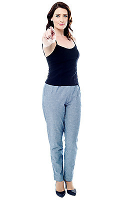 포토 JPG 해외이미지 전신 백인 모델 여자 포즈 표시 스파게티 한명 민소매 흰색 가리킴 정상 보여주기 해외202004 해외포토 서양인 1 컬러 상의 모션 파스타 사람 손짓 파일형식 이미지허브