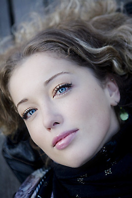 포토 JPG 해외이미지 학생 여자 얼굴 생각 한명 파란색 금발 배려 심각 해외202004 해외포토 1 헤어스타일 컬러 컨셉 사람 신체부위 파일형식 이미지허브