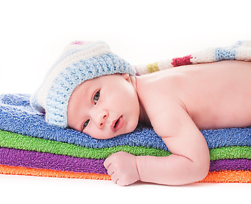 포토 JPG 해외이미지 백인 모자 얼굴 한명 사람 근접촬영 상반신 옆모습 수건 눕기 아기 신생아 아기만 해외202004 해외포토 서양인 1 잡화 뷰포인트 모션 신체부위 위생용품 파일형식 이미지허브