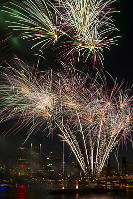 포토 JPG 해외이미지 분홍색 백그라운드 하늘 불꽃 새로움 사람없음 초록색 강 도시풍경 축하 도시 도심 야간 저녁 연도 스카이라인 7월 독립 해외202004 해외포토 자연요소 컬러 컨셉 불 풍경 날짜 파일형식 이미지허브