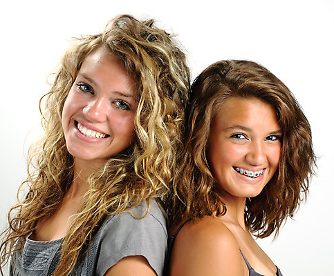 포토 JPG 해외이미지 학생 여자 행복 두명 자매 언니 해외202004 해외포토 감정 가족 사람 파일형식 이미지허브