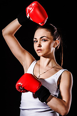 포토 JPG 해외이미지 백인 모델 라이프스타일 여자 스포츠 장갑 백그라운드 셔츠 건강 피곤 한명 사람 빨간색 물 상자 검은색 어둠 블록 젖음 흰색 물방울 반지 보호 만족 싸움 땀 공격적 엮은 킥복싱 스타일 해외202004 해외포토 자연요소 서양인 1 잡화 감정 컬러 컨셉 상의 장신구 모션 생활 권투 파일형식 이미지허브