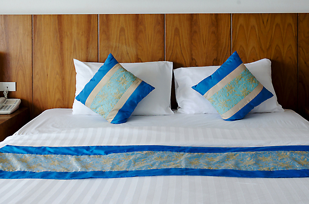 포토 JPG 해외이미지 디자인 베개 침구 탁자 호텔 휴식 아파트 주택 사람없음 내부 장식 검은색 침실 방 흰색 침대 고급 안락 해외202004 해외포토 컬러 가구 컨셉 숙소 건물 파일형식 이미지허브