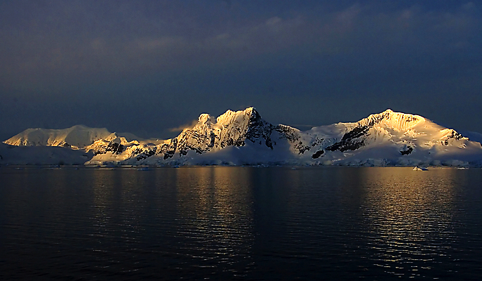 포토 JPG 해외이미지 여행 산 사람없음 일출 얼음 황혼 일몰 새벽 남극 북극 봉 멀리 해외202004 해외포토 자연요소 노을 극지방 파일형식 이미지허브
