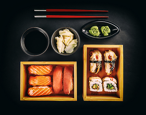 포토 JPG 해외이미지 젓가락 검은배경 실내 사람없음 하이앵글 초밥 나무상자 고추냉이 간장 종지 모듬초밥 롤스시 생강초절임 연어초밥 일본음식 플랫레이 해외202004 참치초밥 해외포토 그릇 음식 뷰포인트 백그라운드 수저 내부 상자 검은색 양념 플랫 연어 모듬 절임 파일형식 이미지허브