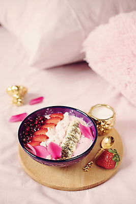 포토 JPG 해외이미지 접시 열매 음료 음식 분홍색 백그라운드 겨울 다이어트 과일 재료 부분 베개 자연 아침 디저트 털 바나나 건강 씨앗 사람없음 빨간색 여름 침실 우유 수확 흰색 시골 침대 사발 달콤 아침식사 주식 먹기 유기농 날것 코코넛 푸딩 요거트 블로거 스무디 채식주의자 디톡스 슈퍼푸드 비건 해외202004 해외포토 주간 식물 식기 웰빙 계절 컬러 가구 농업 침구 모션 유제품 금융 식사 사기그릇 맛 생태계 채식 건강식품 파일형식 이미지허브