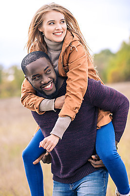 포토 JPG 해외이미지 주간 백인 커플 계절 공원 여자 남자 행복 감정 유럽 2 관계 청소년 함께함 건강 사랑 사람 성인 야외 두명 기쁨 가을 목말 즐거움 업기 해외202004 해외포토 자연요소 서양인 공공시설 나라 컨셉 모션 파일형식 이미지허브