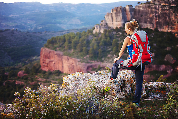 포토 JPG 해외이미지 1 라이프스타일 응시 스포츠 여행 배낭 자연 성공 휴가 산 한명 서기 사람 풍경 성인 야외 여름 여행객 계곡 침묵 트래킹 하이킹 자유 바위 관찰 정상 백패커 하이커 혼자 해외202004 해외포토 시선 계절 컨셉 가방 모션 레저 생활 소리 돌_바위 생태계 파일형식 이미지허브