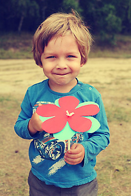 포토 JPG 해외이미지 백인 모델 1 응시 교육 남자 꽃 행복 감정 종이 얼굴 어린이 한명 미소 사람 소년 야외 여름 파란색 청춘 금발 머리 작음 공예 스마트 해외202004 해외포토 서양인 식물 헤어스타일 시선 계절 컬러 컨셉 표정 취미 신체부위 크기 파일형식 이미지허브