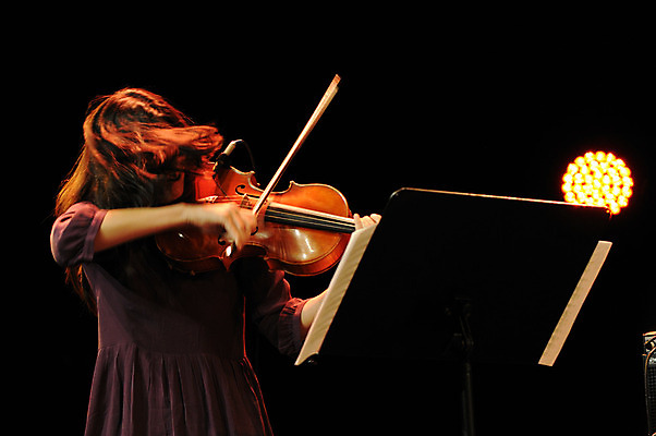 포토 JPG 해외이미지 여자 음악 연주 실내 한명 상반신 성인 앞모습 보면대 바이올린 열정 바이올리니스트 성인여자한명만 해외202004 해외포토 1 감정 뷰포인트 현악기 문화예술 사람 내부 연주자 여자한명만 성인여자만 파일형식 이미지허브