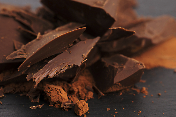 포토 JPG 해외이미지 검은배경 실내 사람없음 초콜릿 카카오 카카오닙스 해외202004 해외포토 백그라운드 디저트 내부 검은색 견과류 파일형식 이미지허브