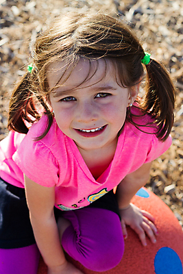 포토 JPG 해외이미지 백인 응시 행복 어린이 한명 미소 사람 기쁨 해외202004 해외포토 서양인 1 시선 감정 표정 파일형식 이미지허브