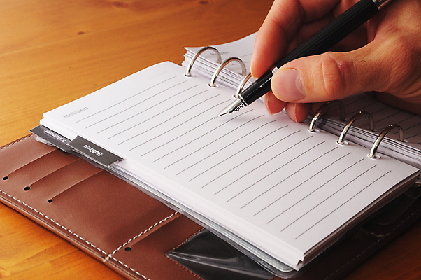 포토 JPG 해외이미지 손 종이 돈 비즈니스 손가락 통계 그래프 사람없음 목재 금융 경제 사무실 연필 펜 자료 계산기 정보 성장 주식 가격 책상 분석 투자 해외202004 해외포토 나무 가구 컨셉 재료 문구용품 학용품 신체부위 필기구 장비 재산 파일형식 이미지허브