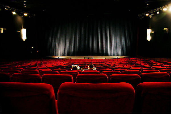 포토 JPG 해외이미지 문화 음악 놀이 미술 이벤트 사람없음 빨간색 빛 축제 콘서트 공연 무대 직물 커튼 점 발표 클래식 배우 영화관 극장 필름 영화 쇼 장면 드라마 스포트라이트 일반 오케스트라 할리우드 연극 객석 브로드웨이 오페라 벨벳 해외202004 해외포토 컬러 컨셉 문화예술 악단 실크 연예인 로스앤젤레스 파일형식 이미지허브