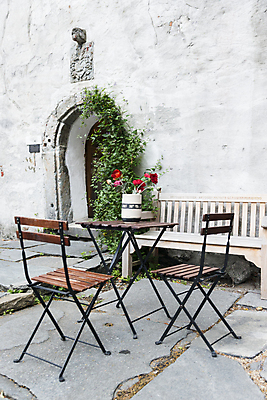 포토 JPG 해외이미지 벽 벤치 의자 탁자 거리 노르웨이 사람없음 목재 빨간색 초록색 문 펼침 수확 활 옛날 해외202004 해외포토 나무 유럽 컬러 가구 농업 재료 모션 파일형식 이미지허브